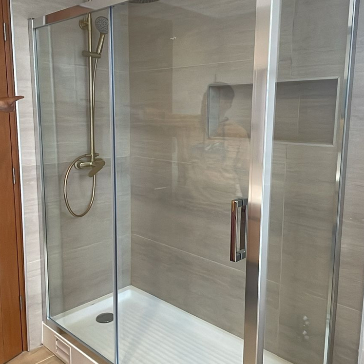 Mampara-de-cristal-con-columna-de-ducha-dorada